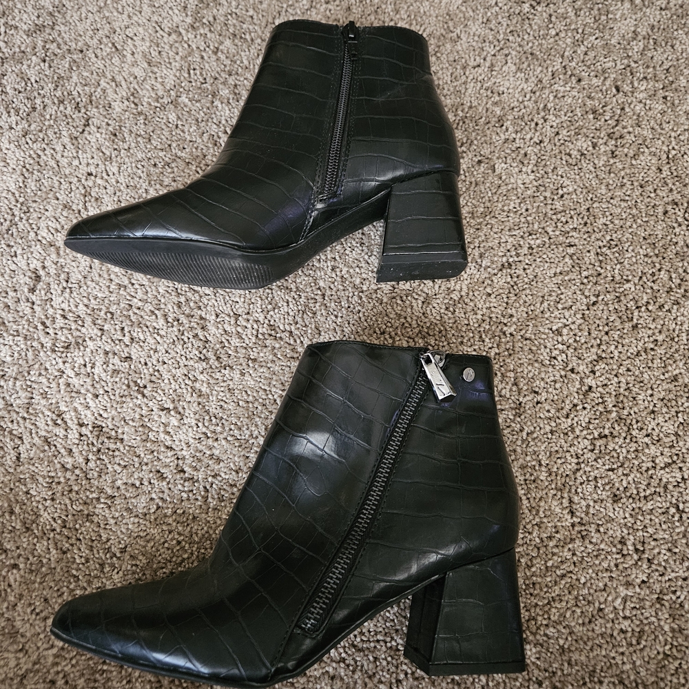 Black Snake Skin Textured Heeled Boots Side Zipper - Vera Wang Size 6
